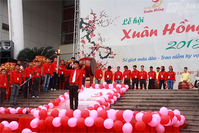 Hôm nay 3/3, lễ hội Xuân Hồng - lễ hội tình nguyện lớn nhất trong năm đã diễn ra tại Sân vận động Mỹ Đình thu hút hơn 20.000 bạn trẻ tham dự (Ảnh: Phạm Thịnh)