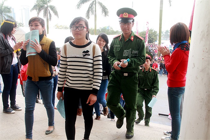 Những bạn trẻ đến tham gia hiến máu được đón tiếp như những vị khách quan trọng với hàng lễ tân 2 bên luôn vỗ tay chào