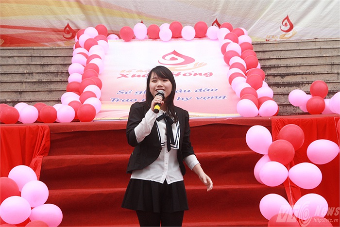 Rất nhiều các nghệ sĩ được các bạn trẻ yêu thích cũng tham gia lễ hội để cổ vũ cho các bạn trẻ. Trong ảnh ca sĩ trẻ Thùy Chi cũng được các bạn trẻ đặc biệt yêu thích