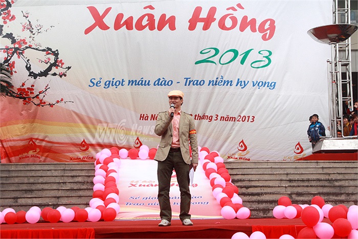 Danh hài Xuân Bắc có mặt lúc cuối giờ sáng trong vai trò của một MC đã khiến hàng nghìn bạn trẻ phấn khích.