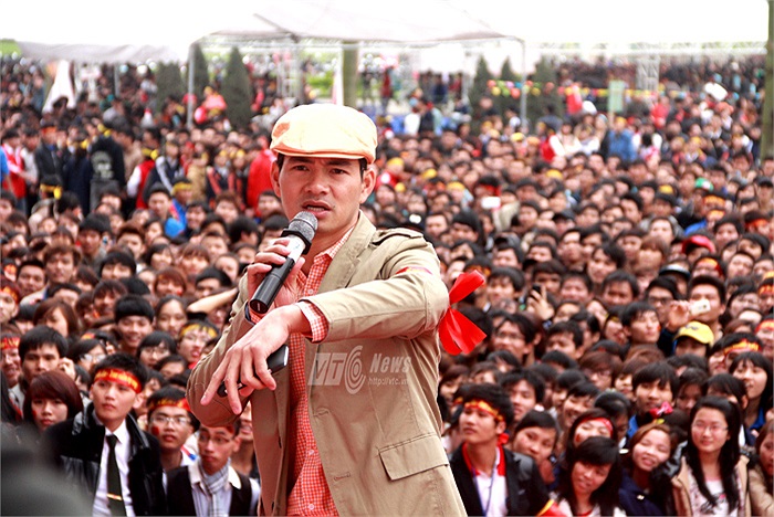 Xuân Bắc cho biết: Khi nhận lời tham dự Lễ hội Xuân hồng anh chưa hình dung được hết không khí tại đây. Khi anh mới biết, một không khí tình nguyện sôi sục. 