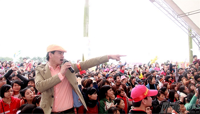 Những khán giả tham dự Lễ hội Xuân hồng đã được thỏa thích vui cười qua những tiết mục hài dí dỏm của anh