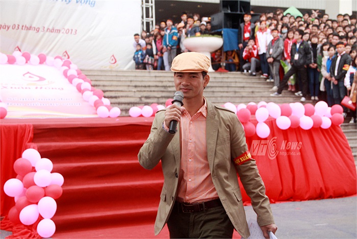 Lần đầu tiên Xuân Bắc đến biểu diễn tại Lễ hội Xuân Hồng nên anh đã không dấu khỏi sự ngạc nhiên vì số lượng các bạn trẻ tham dự ngày hội vượt ngoài trí tưởng tượng của anh