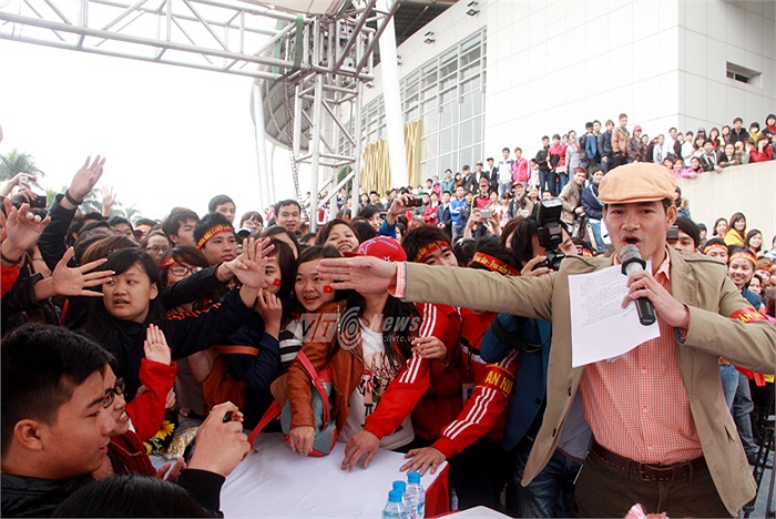 Các bạn trẻ rất thích thú khi tham gia các trò chơi do nghệ sĩ Xuân Bắc tổ chức