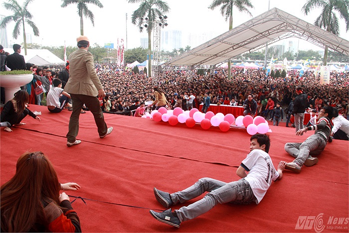 Nhiều bạn trẻ dù vừa hiến máu xong cũng sẵn sàng tham gia các trò chơi một cách vui vẻ