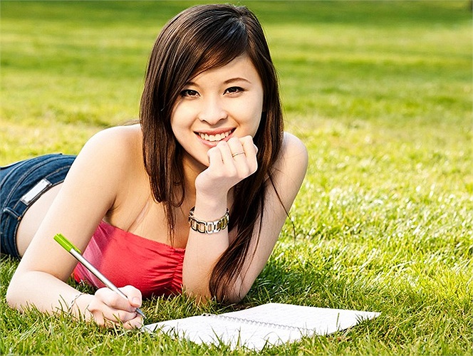 Sau ngày 31/12/2012, cuộc thi Miss Ảnh sinh viên Việt tại Đức đã chọn ra 10 gương mặt xinh đẹp và tài năng nhất để bước tiếp vào vòng 2 của cuộc thi