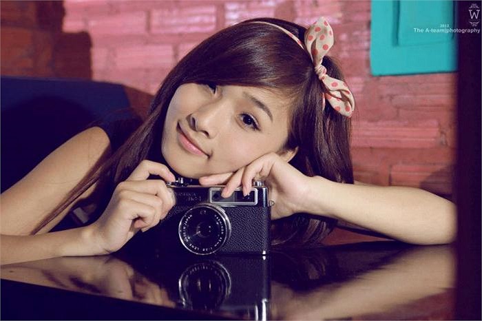 Triệu Phương Quỳnh tạo dáng đáng yêu