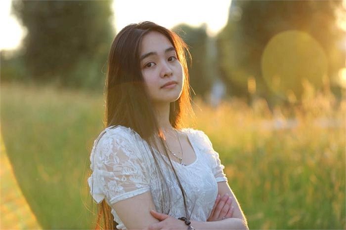 Mạc Hồng Hạnh nổi bật với mái tóc dài nữ tính của người con gái Việt