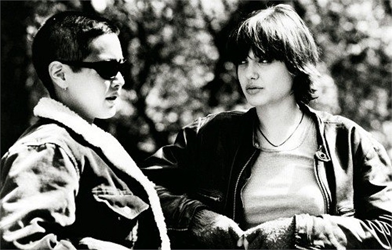 Jenny Shimizu (trái) là diễn viên, người mẫu Mỹ. Jenny và Angelina quen nhau khi đóng chung trong bộ phim Foxfire năm 1996. Sau khi phải diễn những cảnh đồng tính thân mật trên trường quay, cả hai 'cảm nắng' nhau. 