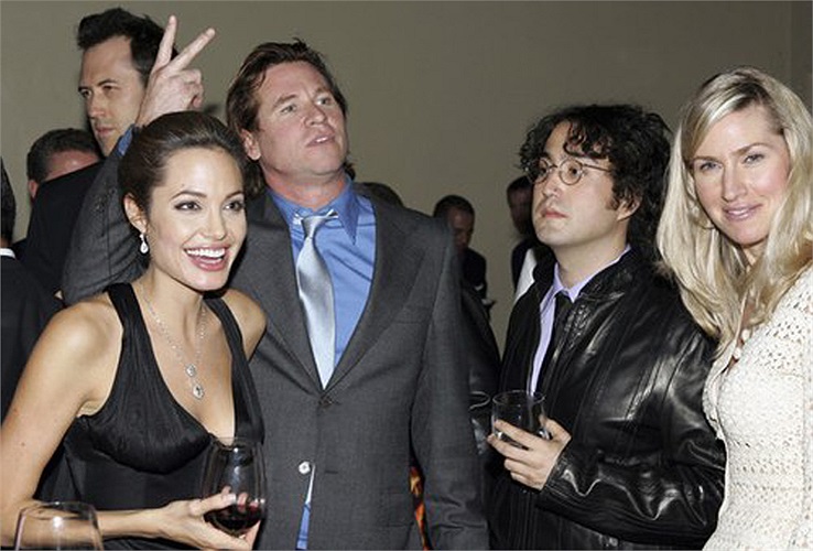 Cũng trong năm này, nữ diễn viên được cho là cặp kè với nam diễn viên The Doors, Val Kilmer (đứng cạnh Angelina).