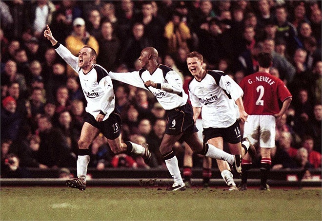Danny Murphi ăn mừng bàn thắng vào lưới MU trong trận đấu giữa 2 đội vào năm 2002.