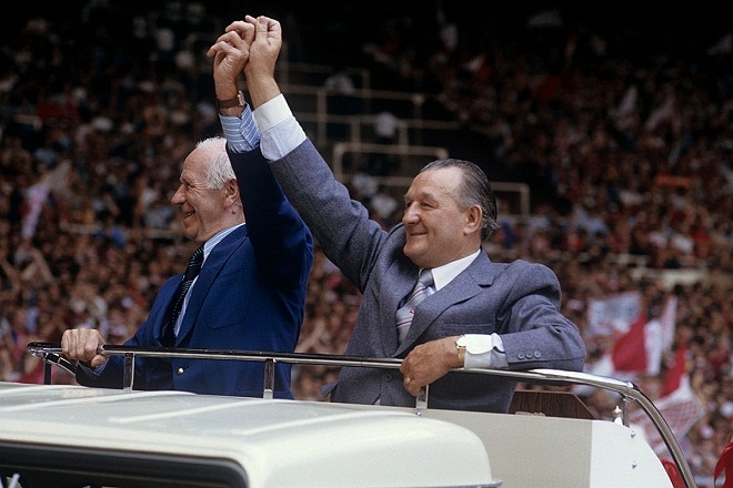 Hai huấn luyện viên Matt Busby và Bob Paisley nắm tay diễu hành trước trận đấu năm 1983.