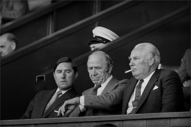 HLV Matt Busby xem đồng hồ trong trận thắng 2-0 của MU ngay tại Anfield năm 1972.