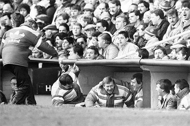 Sir Alex ăn mừng chiến thắng đầu tiên trong sự nghiệp của mình trước Liverpool vào năm 1986 trên sân Anfield.