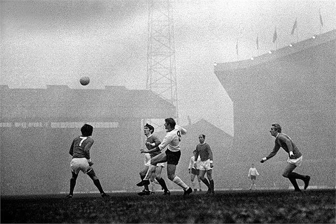 Best, Burns và Charlton trong một trận đấu tại Old Trafford năm 1968.