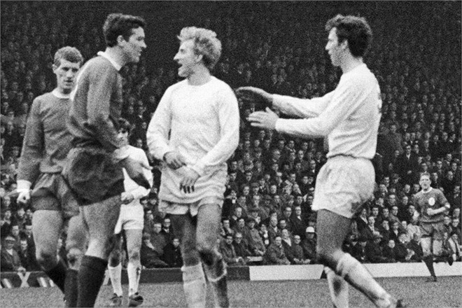 Dennis Law (áo trắng) va chạm với Rob Yeats của Liverpool trong trận hòa không bàn thắng vào năm 1967.