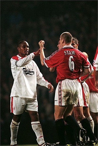 Paul Ince (giờ đã chuyển sang thi đấu cho Liverpool) va chạm với Jaap Stam.