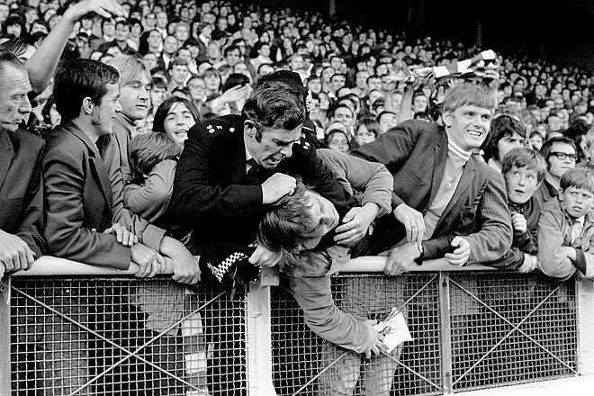  Cảnh sát khắc chế một CĐV trên sân Anfield.