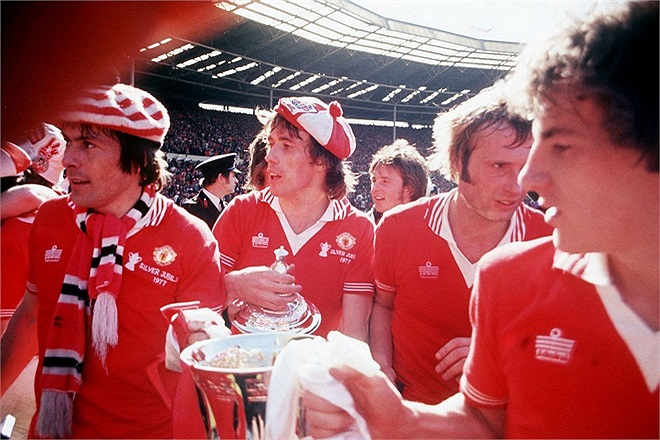 Pearson, Mcroll và Greenhoff của MU ăn mừng chiến thắng 2-1 trước Liverpool vào năm 1977.