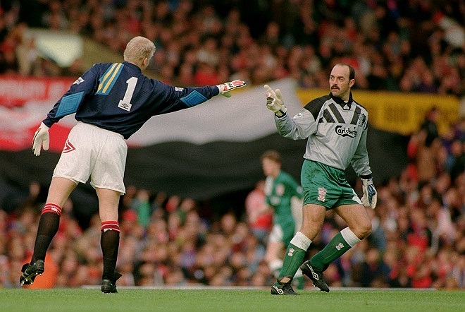 Cử chỉ thân thiện giữa 2 thủ môn Schmeichel và Grobbelaar trong trận đấu vào năm 1992.