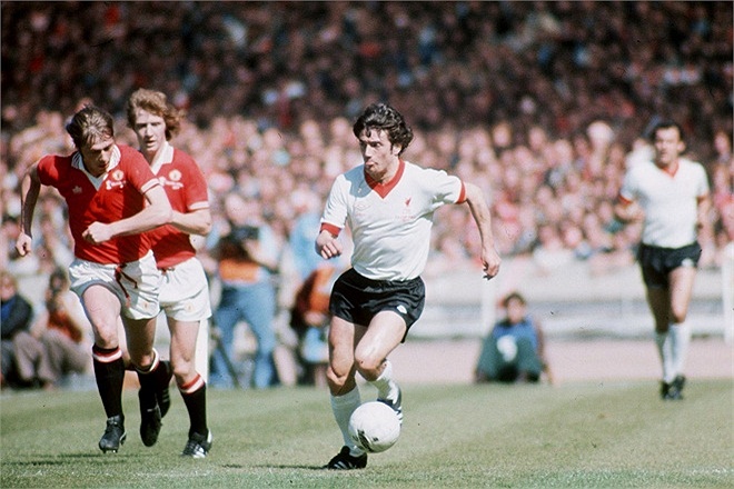 Kevin Keegan đi bóng trong trận chung kết cúp FA năm 1977 với MU