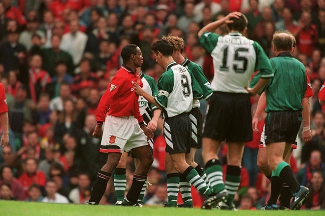 Paul Ince va chạm với các cầu thủ Liverpool.