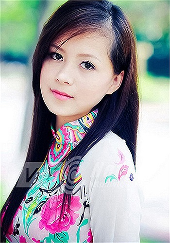 Hằng Nga từng đạt giải nhì cuộc thi Sinh viên Thủ đô tài năng thanh lịch năm 2010, á khôi 2 cuộc thi Hoa khôi ĐH Văn hóa Hà Nội mở rộng 2011.