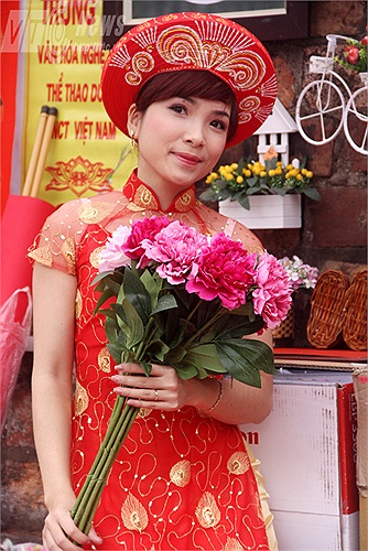 Những thiếu nữ xinh đẹp cũng không bỏ lỡ cơ hội để ghi lại những bức ảnh đẹp nhất mang không khí ngày Tết cổ truyền