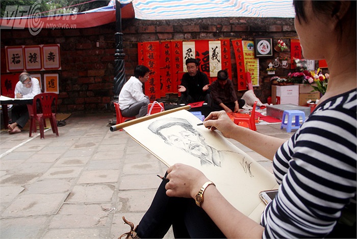 Sinh viên ngành mỹ thuật cũng coi đây là dịp thuận lợi để thực hành bài tập ký họa của mình