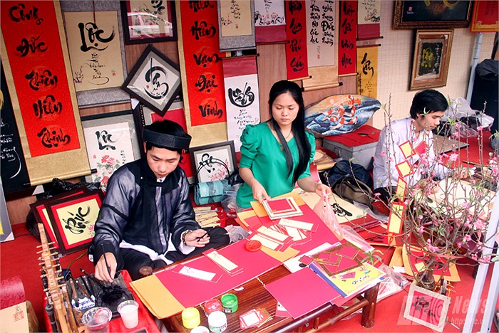 Những ông Đồ trẻ trong bộ trang phục truyền thống áo the, khăn xếp ngày một đĩnh đạc, trưởng thành