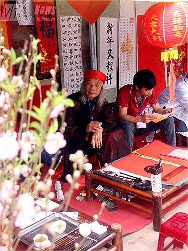 Hai thế hệ ông Đồ vẫn song hành cùng nhau trên phố