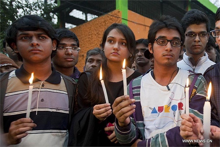 Nữ sinh viên Ấn Độ bị một băng đảng hiếp dâm tàn bạo trên một xe buýt đã chết tại một bệnh viện Singapore hôm 29/12