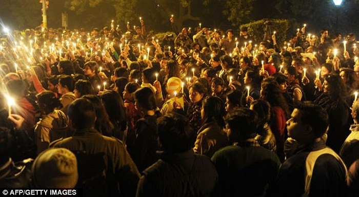 Người biểu tình cầm nến tưởng niệm nạn nhân ở New Delhi