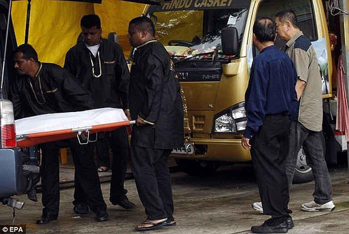 Thi thể nạn nhân được chuyển tới nhà tang lễ ở Singapore trước khi đưa về Ấn Độ