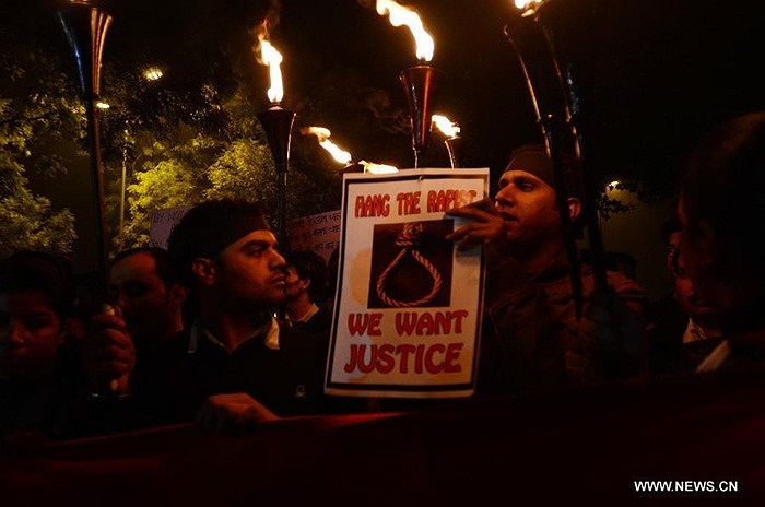 Ngày 16/12, cô và người bạn trai đi trên một xe buýt ở New Delhi thì bị một nhóm thanh niên trên xe dùng gậy sắt đánh hai người, hãm hiếp cô và ném hai người ra khỏi xe