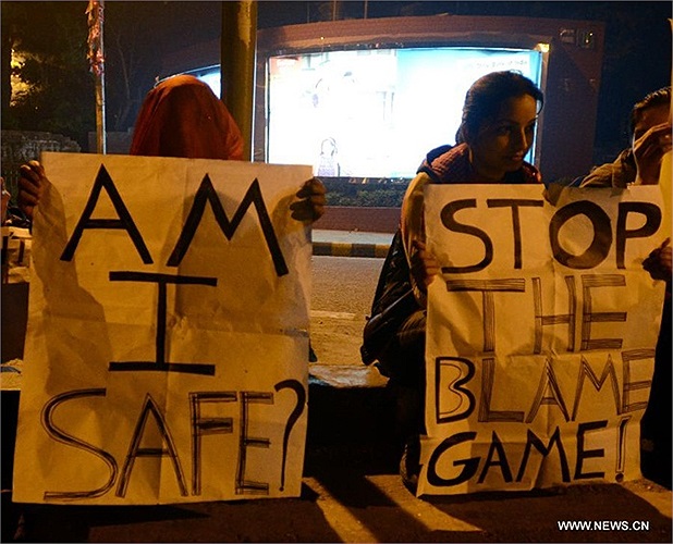 Sau đó, nữ sinh viên này được máy bay chở từ một bệnh viện New Delhi đến Singapore chữa trị và cô đã qua đời hôm qua. Nhiều người đã xuống đường biểu tình, thậm chí đụng độ với cảnh sát nhằm đòi lại công lý cho nạn nhân này