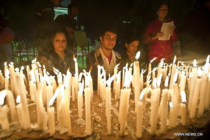 Hàng nghìn ngọn nến trắng cùng hoa tưởng niệm nạn nhân chết thương tâm