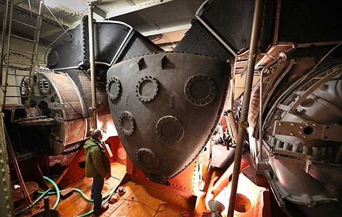 Những tuabin khổng lồ dưới hầm của HMS Caroline