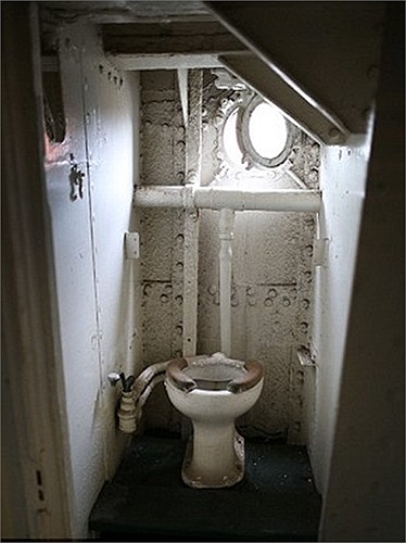 Một buồng vệ sinh bên trong tàu