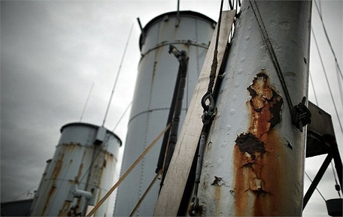 Những lớp sơn đã bị bong tróc trên ống khói của HMS Caroline