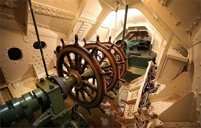 Để nâng cấp con tàu, cần có nhiều giai đoạn mà cơ bản là loại bỏ hết những phần đã bị hư hại và bắt đầu phát sinh chất độc trong con tàu