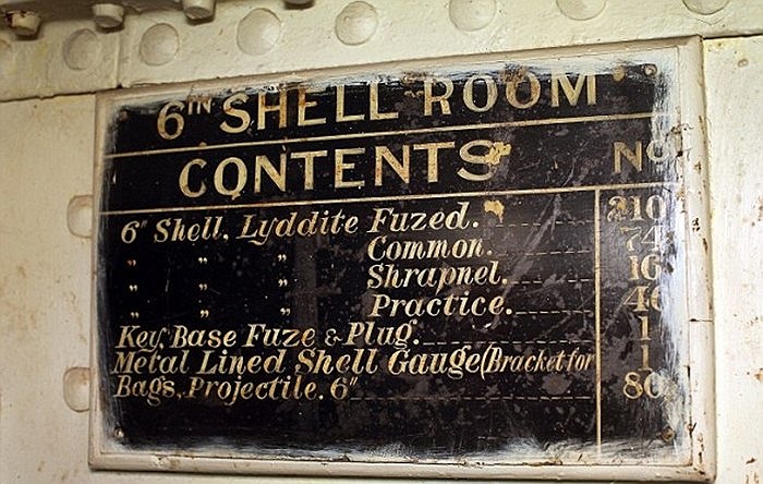 Một bảng chia phòng bên trong HMS Caroline 