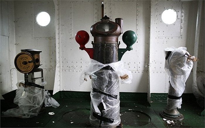 Chiếc la bàn khổng lồ (giữa) và các hệ thống điều khiển khác của chiếc tàu