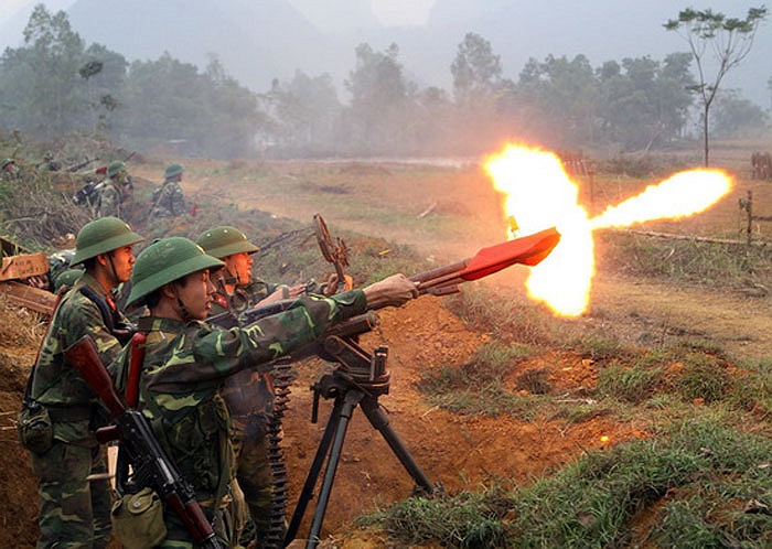 Hỏa lực bắn yểm trợ cho trung đội bộ binh vượt sông tiến công mục tiêu địch.