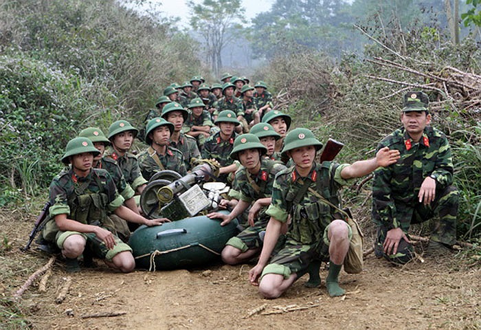 Trung đội bộ binh chuẩn bị vượt sông tiến công mục tiêu địch. 