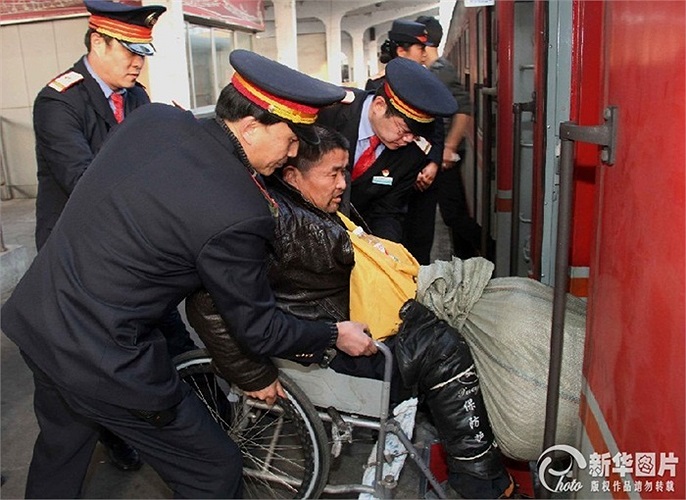 Nhân viên an ninh giúp người khuyết tật lên tàu