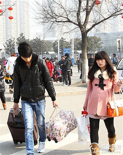 Cặp đôi uyên ương về quê ăn Tết