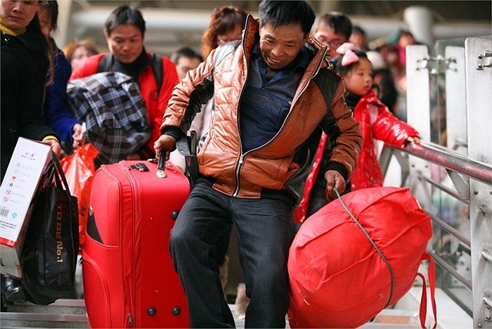 Người dân tay xách, nách mang hớn hở về quê