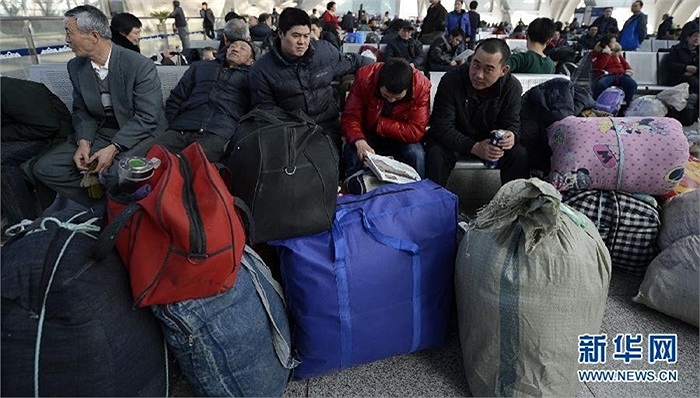 Người dân đã đóng gói hành lý cẩn thận chờ làm thủ tục