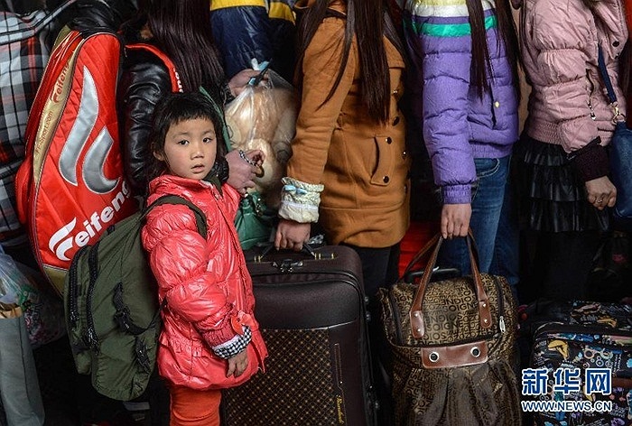 Một em nhỏ ngơ ngác nhìn quanh